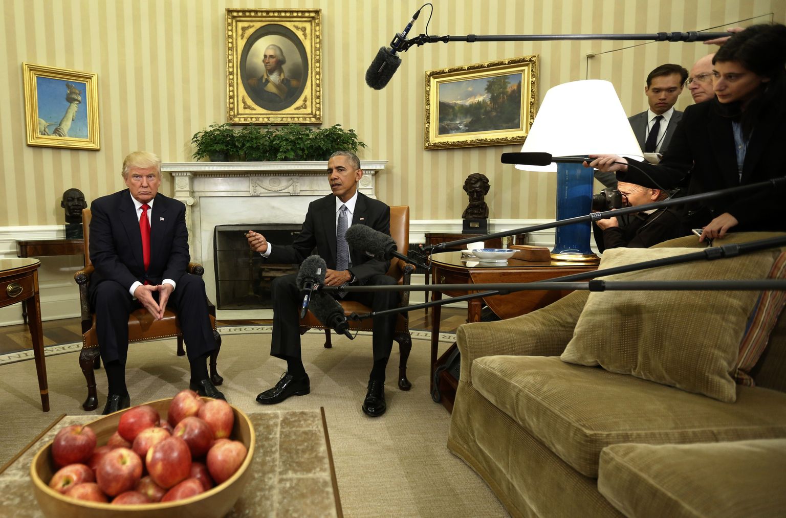 President Barack Obama ja tema mantlipärija Donald Trump Valge Maja Ovaalkabinetis.