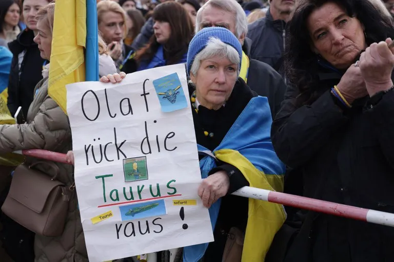 Люди во время акции в Берлине требуют от канцлера дать Украине Taurus