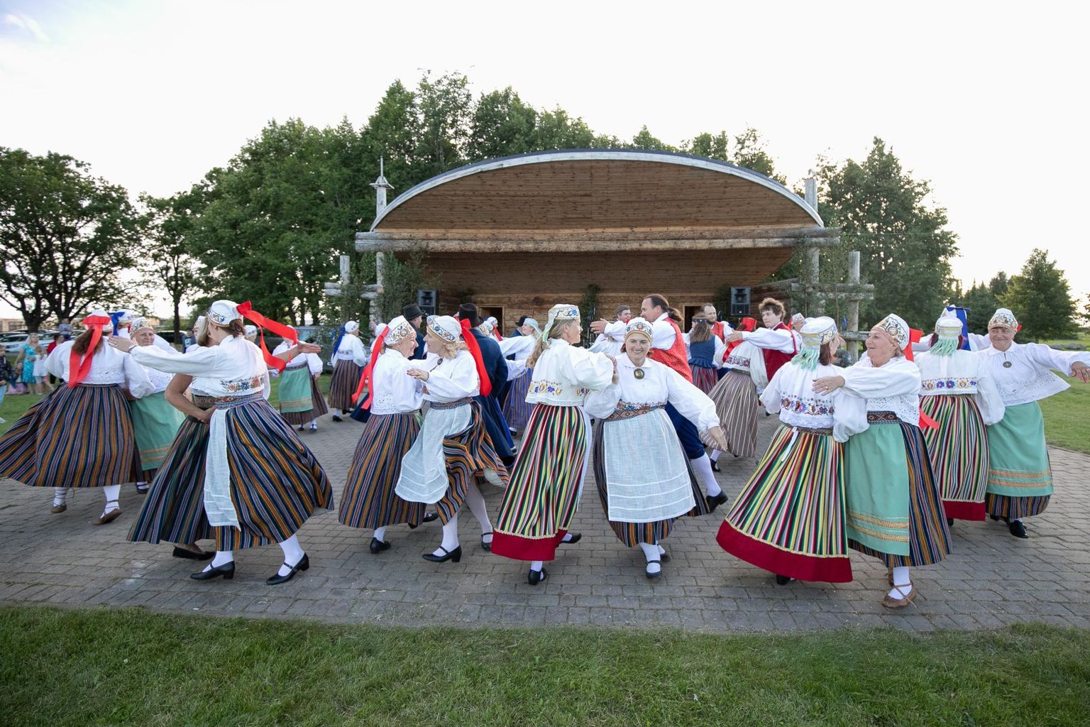 Eesti taasiseseisvumispäeva pidu Uhtna külaplatsil.