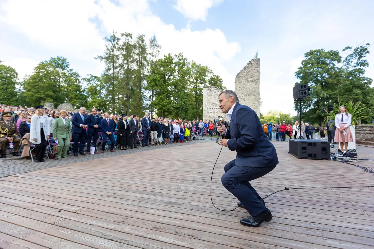 1. septembril Paides koolirahu välja kuulutades polnud minister Tõnis Lukasel veel põhjust õpetajate meelerahul pikemalt peatuda. Nüüd soovitab ta koolidel kodukorda muuta, et kaitsta õpetajaid filmivate õpilaste eest.