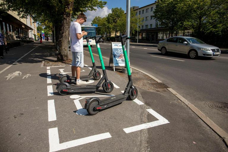 Pärnu linnavalitsus andis Bolt Operationsile õiguse kasutada oma kinnistuid tõukerataste parklatena. Lepingu järgi on kokku lepitud, et linnamaal on vähemalt 25 tõuksiparklat.