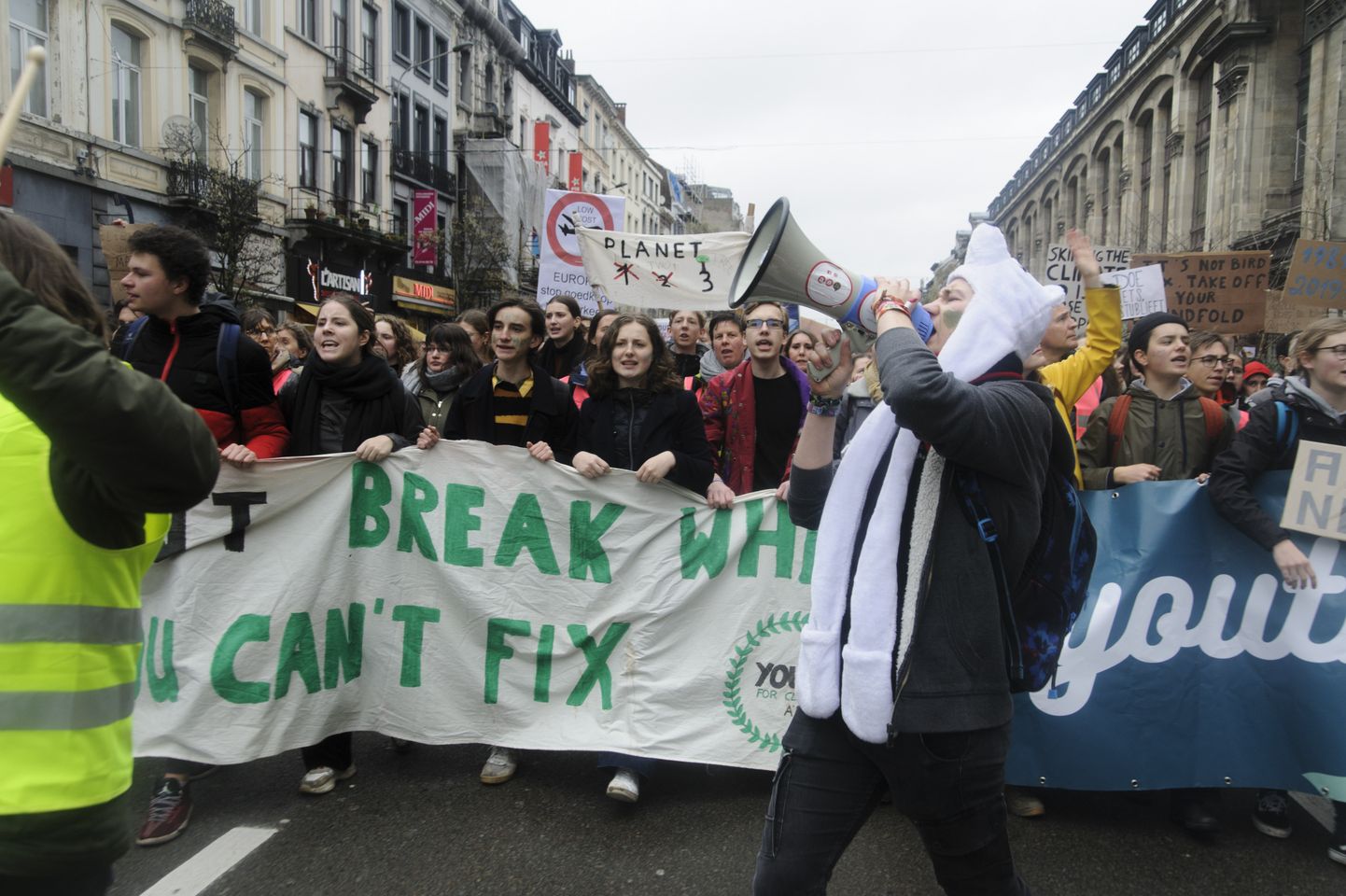 Belgia pealinnas Brüsselis osales reedel noorte kliimaprotestil umbes 30 000 inimest.