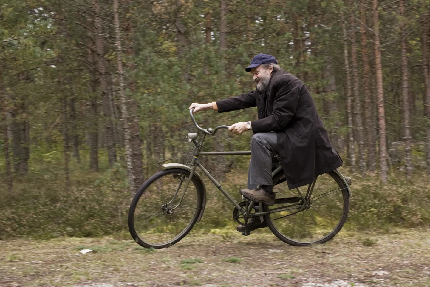 Arvo Pärt rattaga sõitmas.