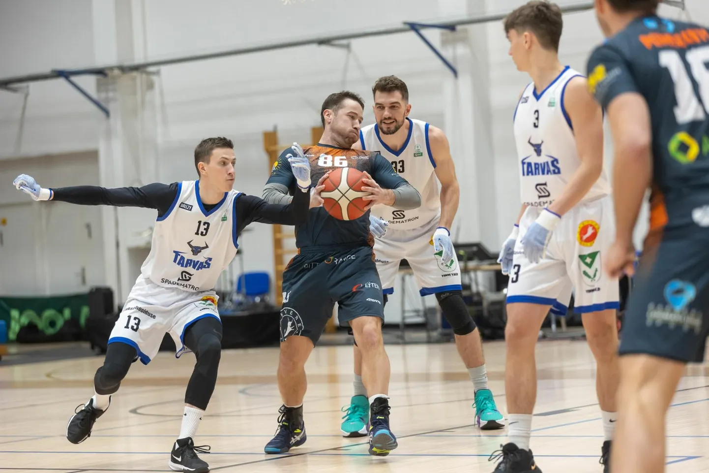 Heategevuslik pallilahing  BC Tarvas vs. BMF/Rakvere Võrkpalliklubi tõi seekord toetuse teivashüppaja Marleen Müllale.