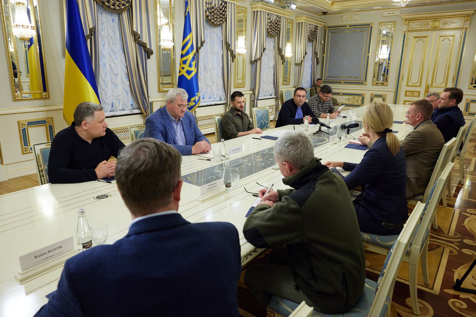 Ukrainas prezidents Volodimirs Zelenskis tiekas ar Baltijas valstu ārlietu ministriem.