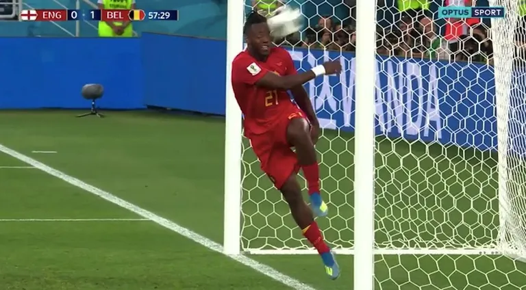Michy Batshuayi sai postist põrganud palli tõttu tugeva löögi vastu pead
