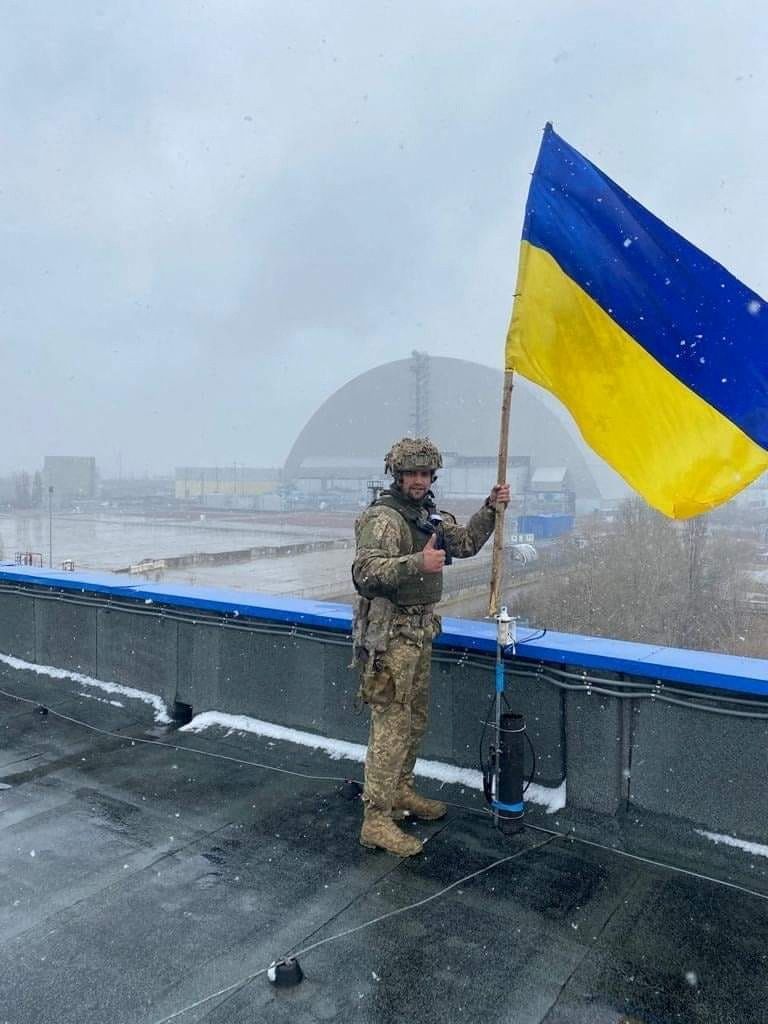 Ukraina sõdur heiskas 3. aprillil 2022 Tšornobõli tuumajaamale Ukraina lipu. Tuumajaam oli Vene vägede käes veebruari lõpust märtsi lõpuni