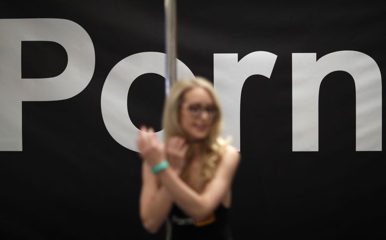 Pornostaar Ginger Banks seismas Pornhubi putka ees AVN auhindade ajal.
