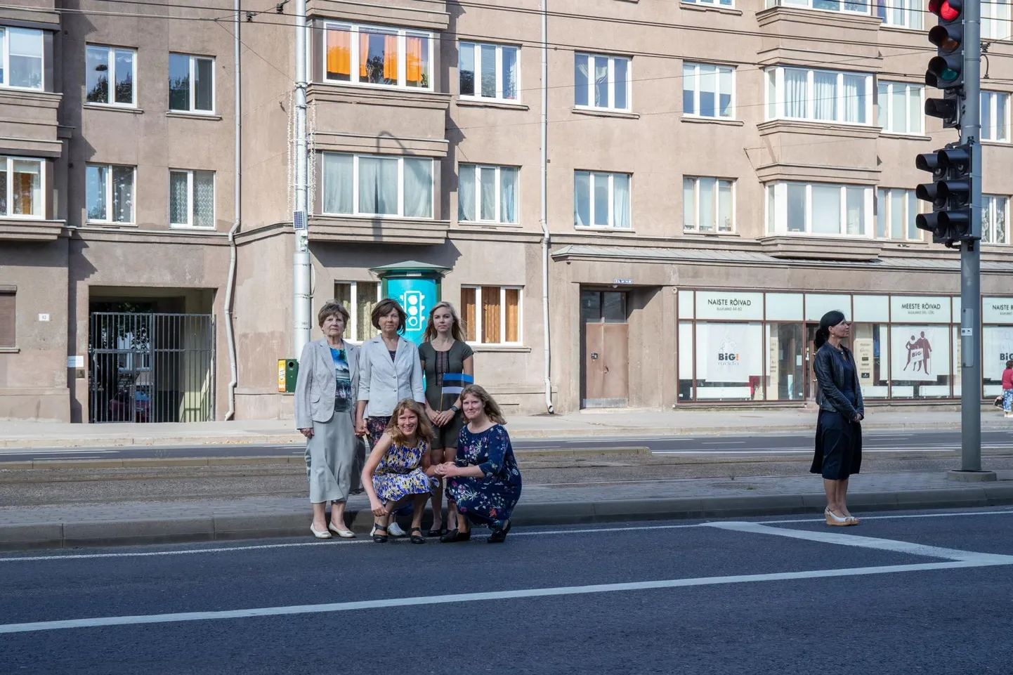 Ehvertite perekond ja Kairit Kuusmann kogunesid 30 aastat hiljem Tallinna Pärnu maanteele samasse kohta, kus nad ka Balti ketis seisid. Pildil on üleval vasakult: Evi Soo, Tiia Ehvert, Marilis Ehvert ja Kairit Kuusmann. Nende ees kükitavad originaalfotol lapsevankris olnud kaksikud Kristina Ehvert ja Kätlin Ehvert.