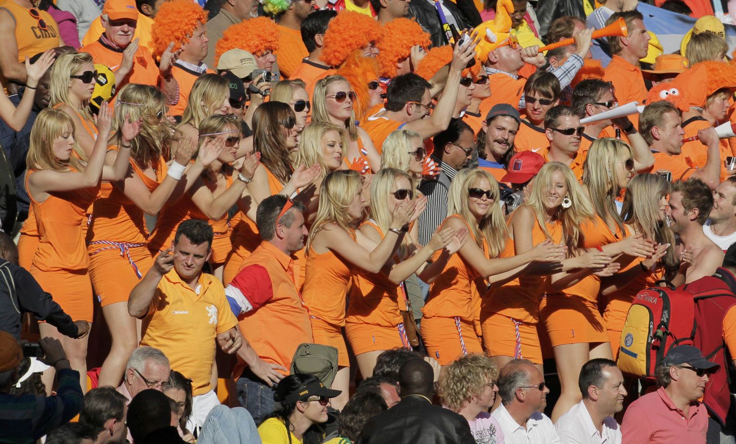 Pildi keskmes olevad neiud visati selle oranži minikleidi kandmise pärast staadionilt välja.