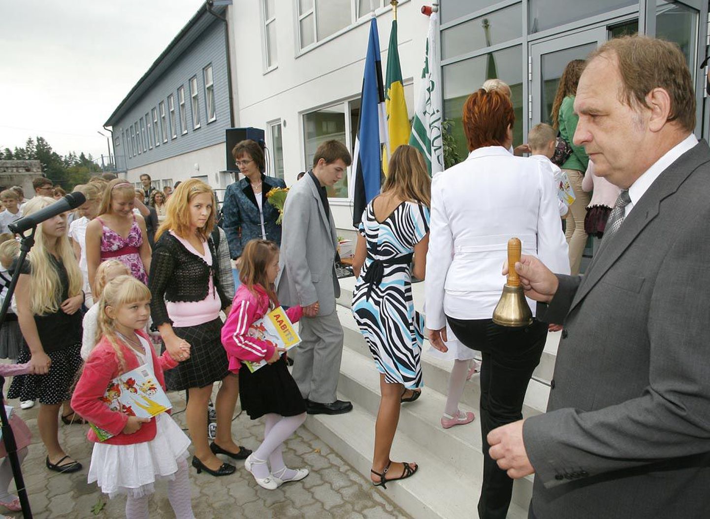 Paikuse põhikooli direktor Aare Külaots helistas eile hommikul koolikella uue algklasside maja ees.