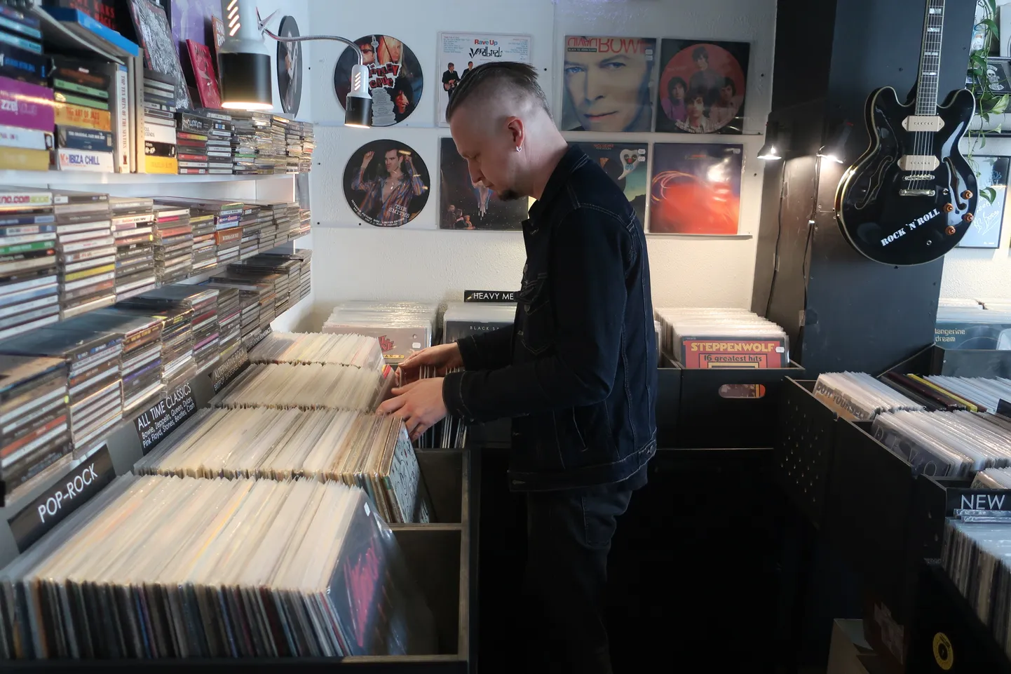 Tavaline nähtus Gramophonetrees – Sirel valib välja plaati, mida külastajatele mängida.