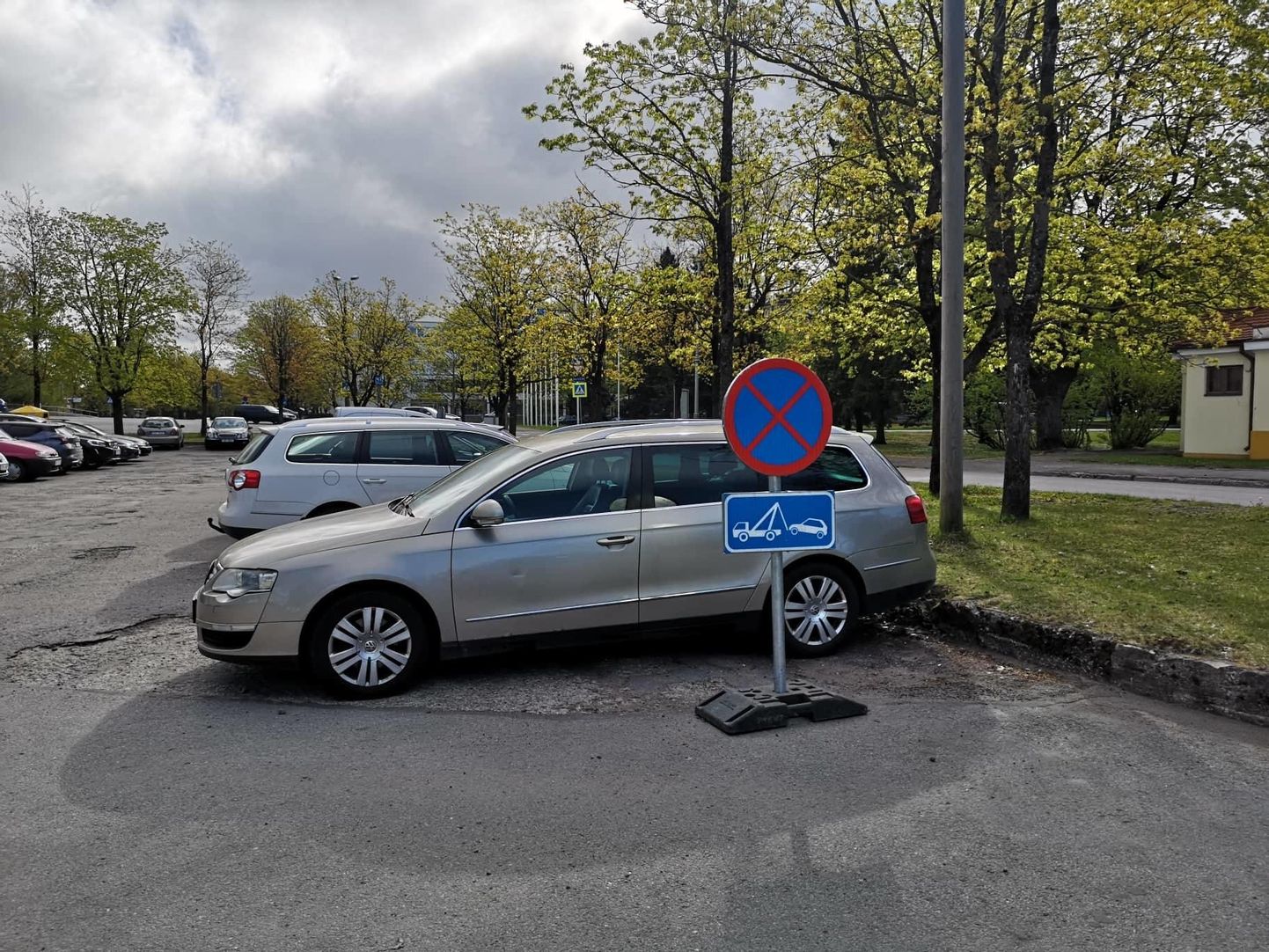 Водители продолжают здесь парковаться, несмотря на запрещающие знаки.