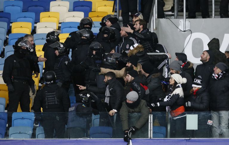 Fännid kaklevad Kiievis märulipolitseiga. FOTO: Gleb Garanich/Reuters/Scanpix