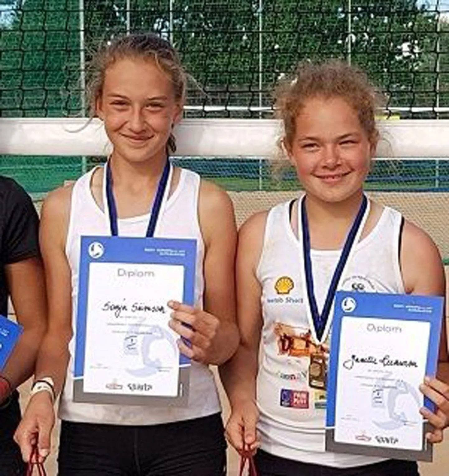 Sonja Siimson (vasakul) ja Janelle Leenurm tulid Eesti U-14 vanuseklassi meistriks.