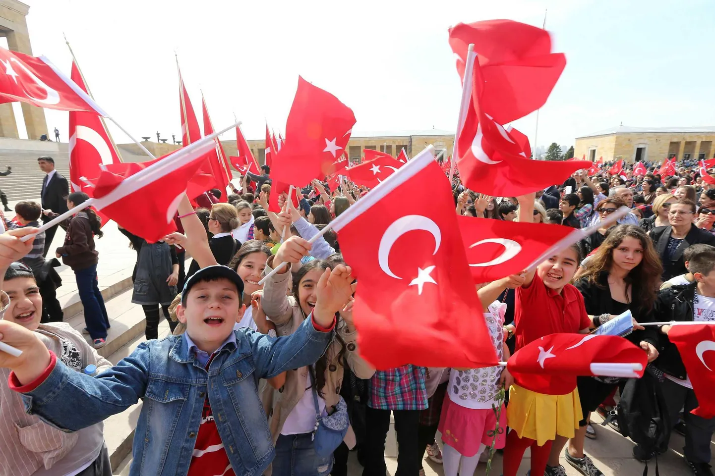 Ankara lapsed Kemal Atatürgi mauseleumi juures pidu pidamas.