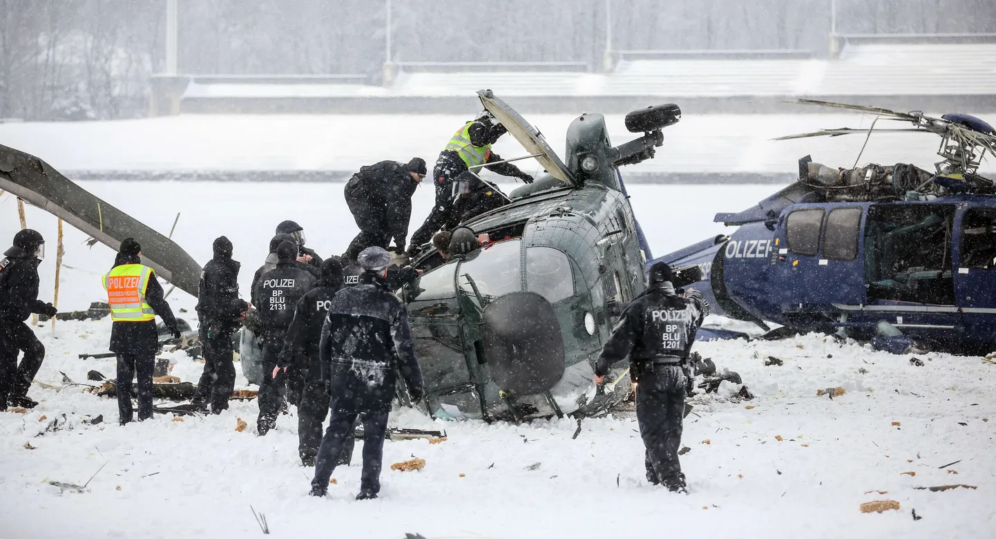 Politseinikud täna Berliinis olümpiastaadioni lähedal, kus kaks helikopterit kokku põrkas.