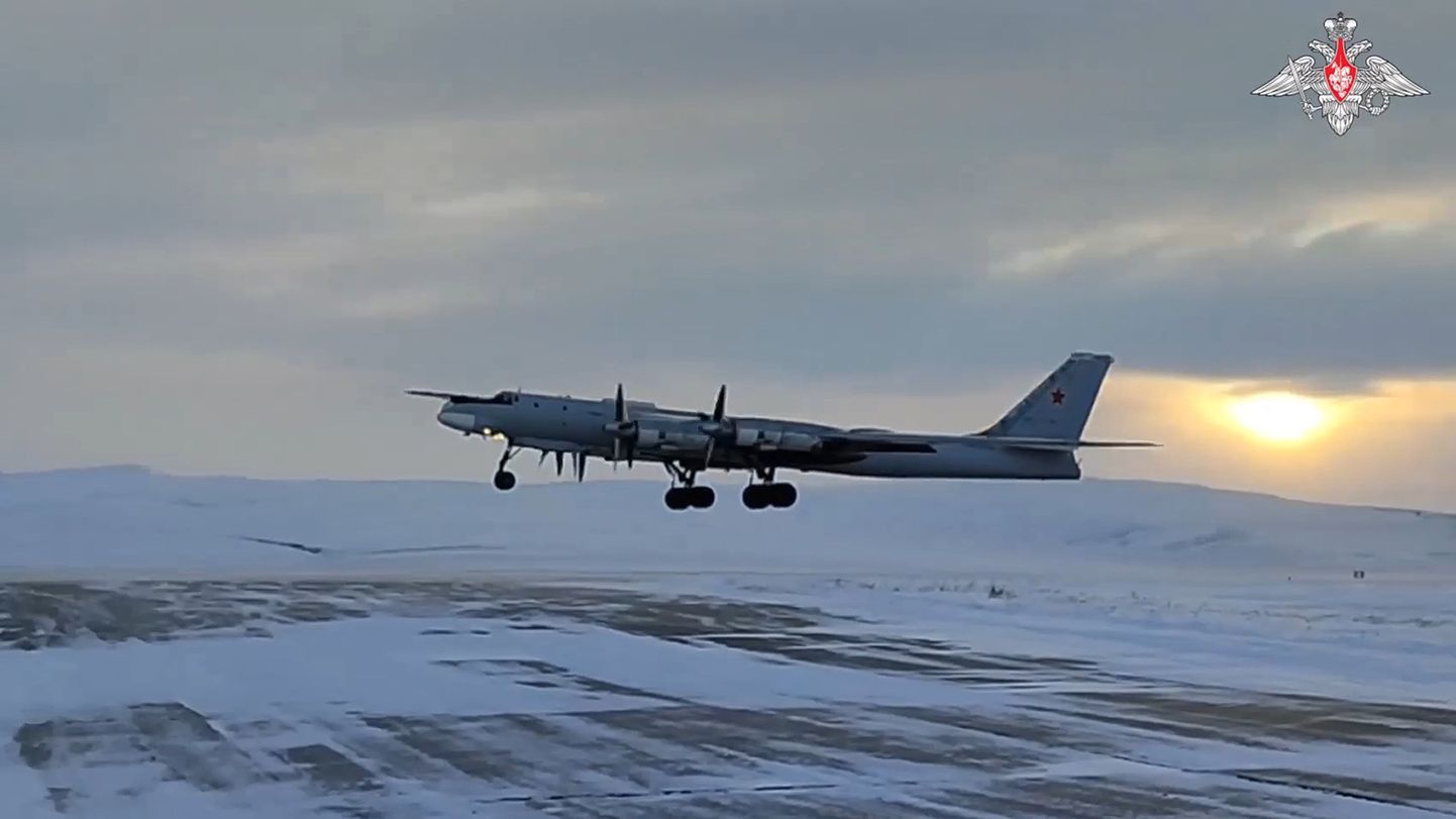 Бомбардировщик Ту-95 на фото, опубликованном Минобороны России в феврале. На снимке самолет предположительно выполняет тренировочный полет в неустановленном месте.