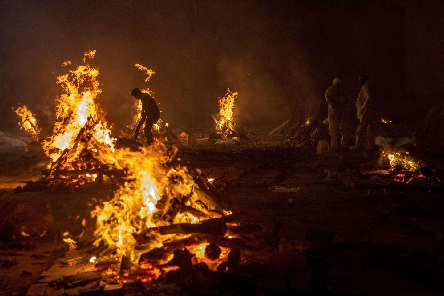 Covid-19 tõttu surnud inimeste säilmete põletamine New Delhis.