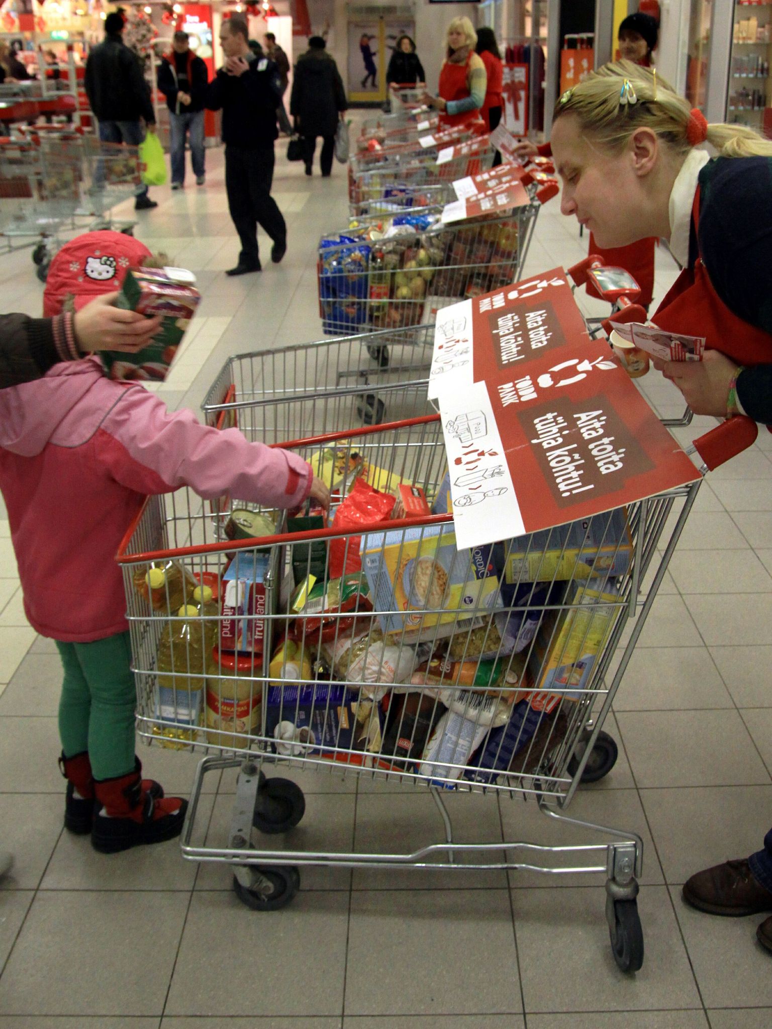 Eile ja täna sai Pärnus Kaubamajakas anda panuse toidupangale kogumiskampaaniale.