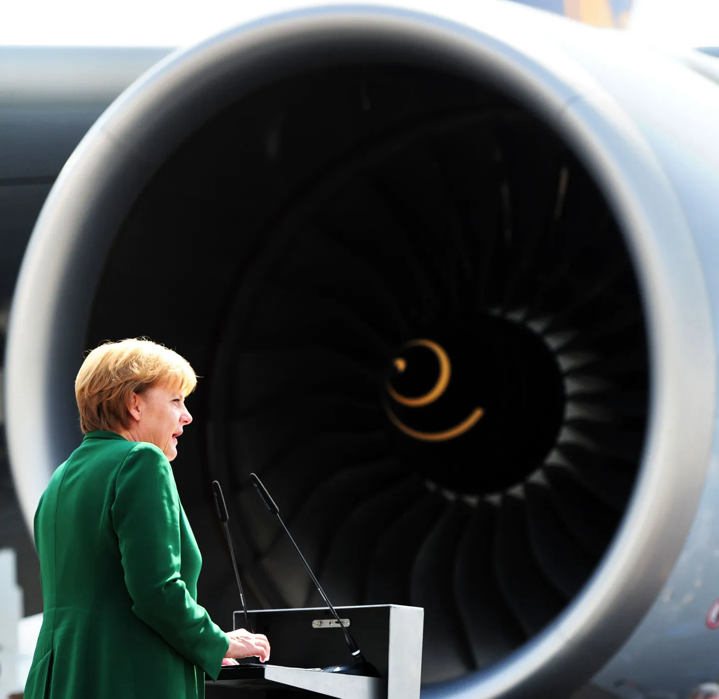 Ангела Меркель произносит речь на фоне А380