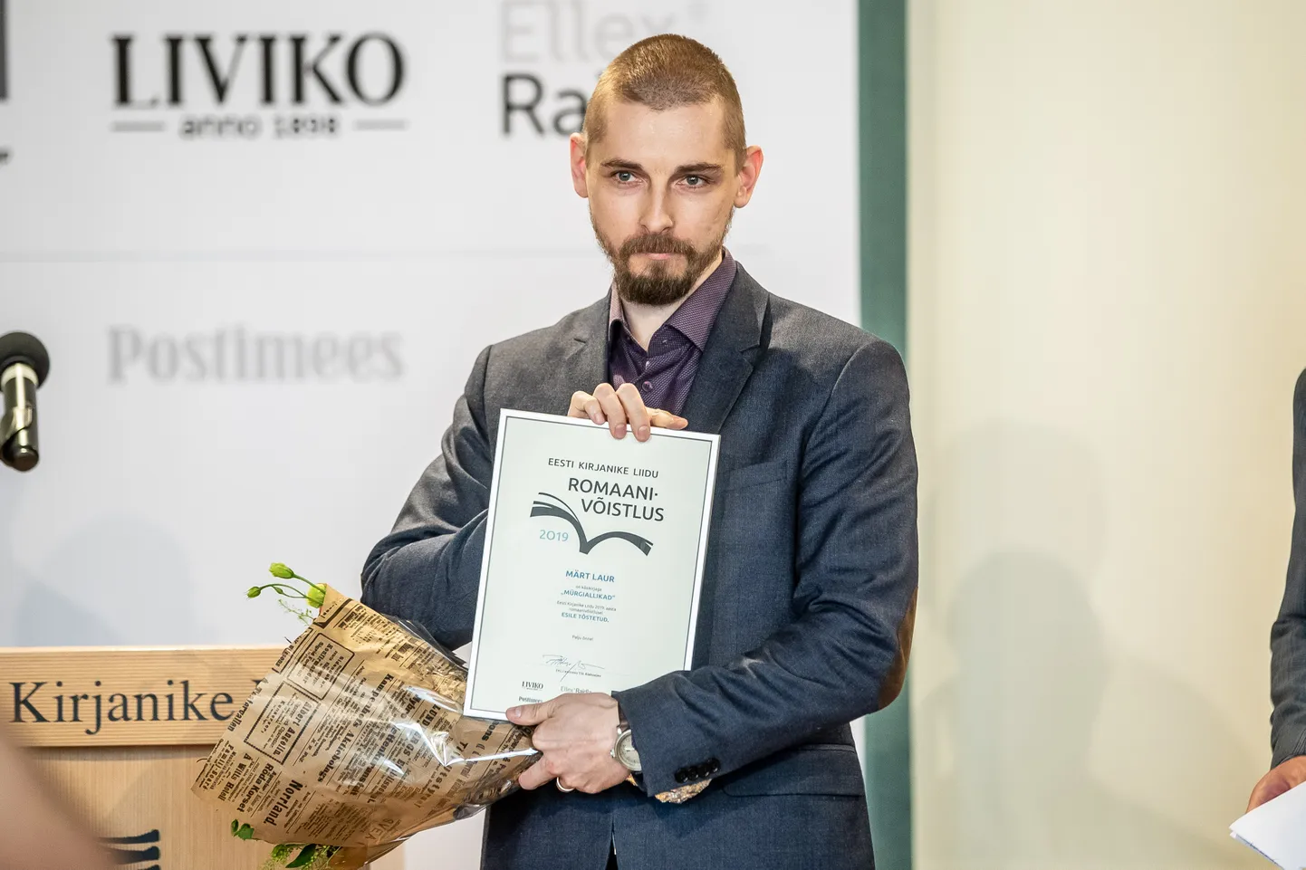 Märt Laur mullu 20. juunil Eesti kirjanike liidu romaanivõistluse autasustamisel.