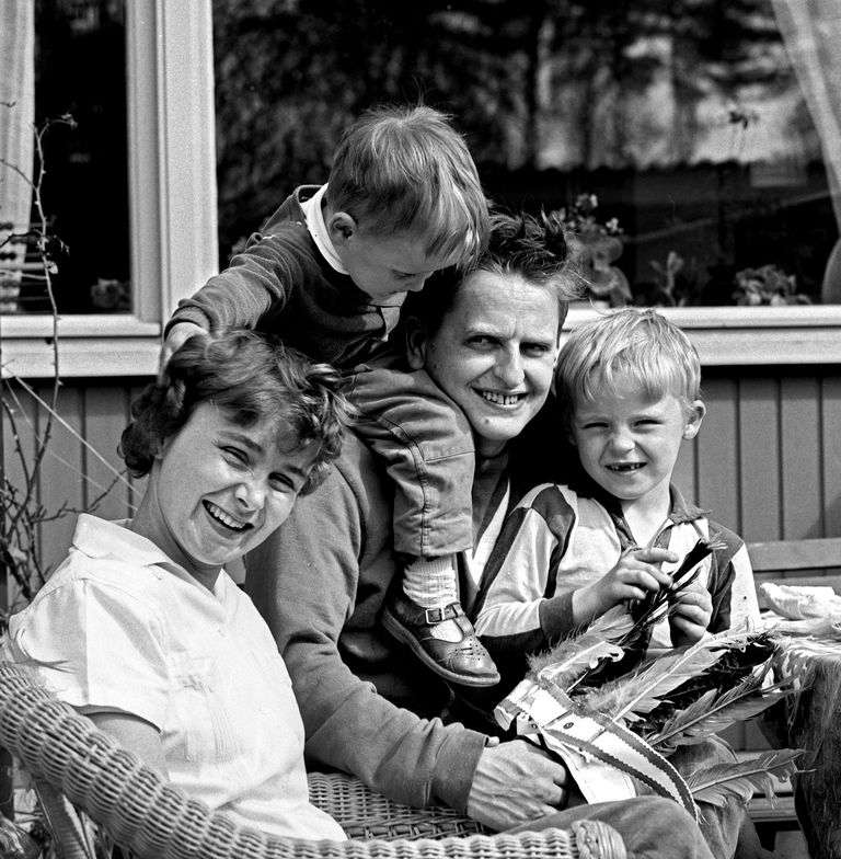 Olof ja Lisbeth Palme koos poegade Marteni ja Joakimiga 1964. aastal koduaias.