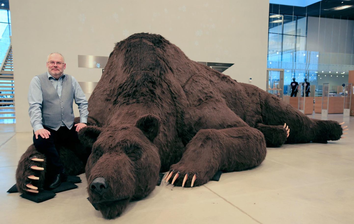 Алар Карис рядом с медведем, привезенным на выставку в Эстонский  национальный музей из России.
