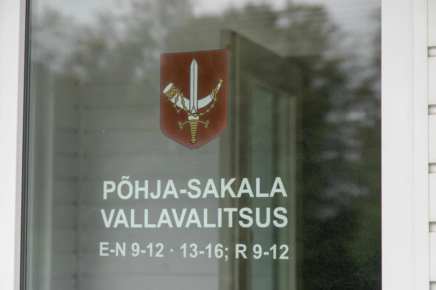 Põhja-Sakala vallavalitsus jätkab muutmata kuju tööd ka pärast neljapäeva, sest vallavanema vastu plaanitud umbusalduse avaldamine jäi umbusaldajate nappuse tõttu ära.