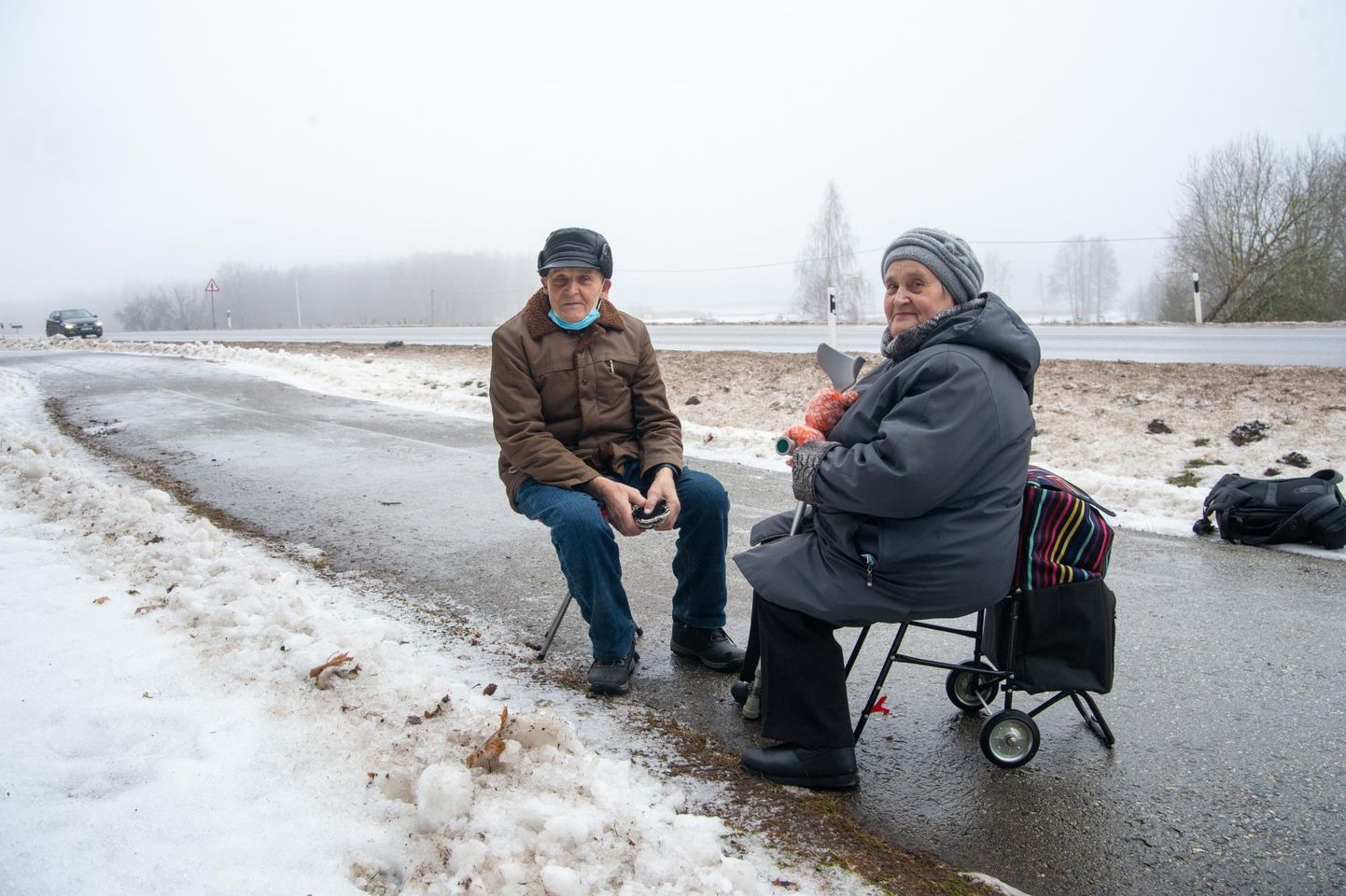 Tabivere elanikud Elvi ja Ülo Karus võtavad jalutuskäikudele kaasa oma toolid, sest maantee ääres oleval kergliiklusteel pole kuskil istuda.      