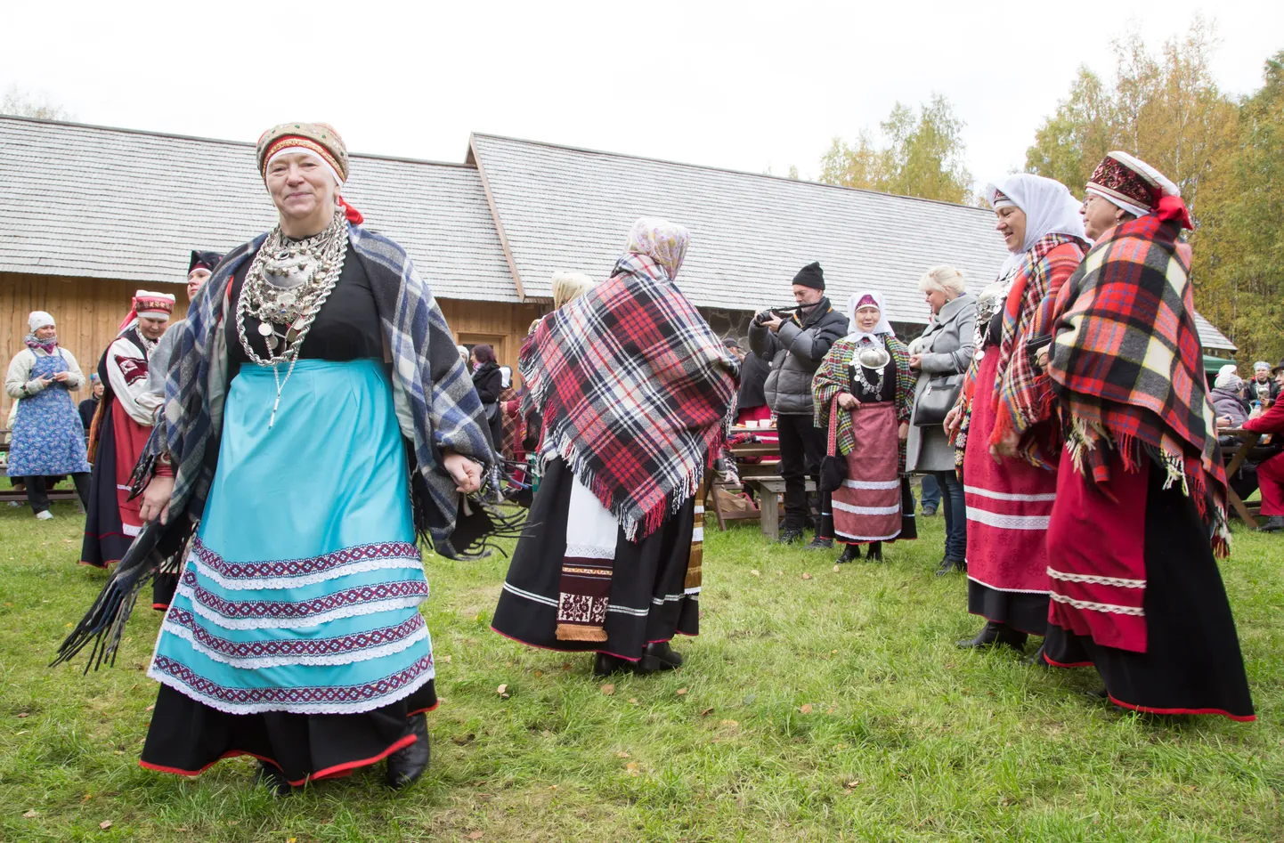 Eesti Vabaõhumuuseumis mais avatud Setu talust on saanud Setumaa traditsioonide kandja ja rahvakalendri ürituste korraldaja. Laupäeval peeti Seto Mihklipäiva - praasnik koos laulu- ja pillimängu ning seto söögi ja joogiga. Pildil hetk üritusest, kuhu oli saabunud rahvast ka Setomaalt.
