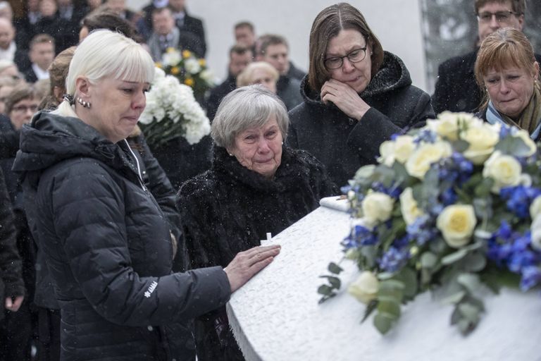 Matti Nykäneni lesk Pia Nykänen (vasakul), ema Vieno Nykänen (keskel) ja õde Tuija Nykänen (paremal) suusahüppaja matusel 2. märtsil 2019