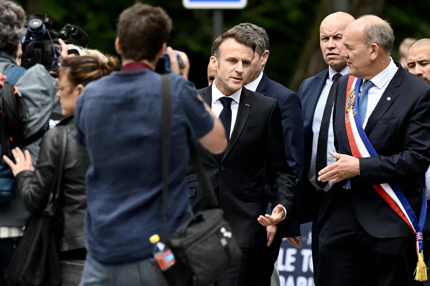 Valimistulemuste pärast murelik Prantsuse president Emmanuel Macron koos Le Touquet' linnapea Daniel Fasquelle'iga enne hääletamist selle Põhja-Prantsusmaal asuva linna valimisjaoskonnas pühapäeval, 7. juulil.