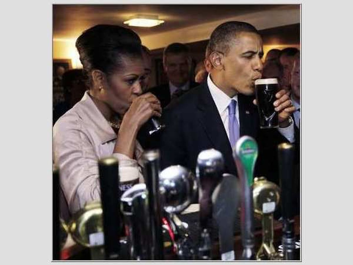 USA president Barack Obama koos abikaasa Michelle'iga 2011. aastal Iirimaal Moneygallis Ollie Hayes'i pubis Guinnessi õlu trimpamas.