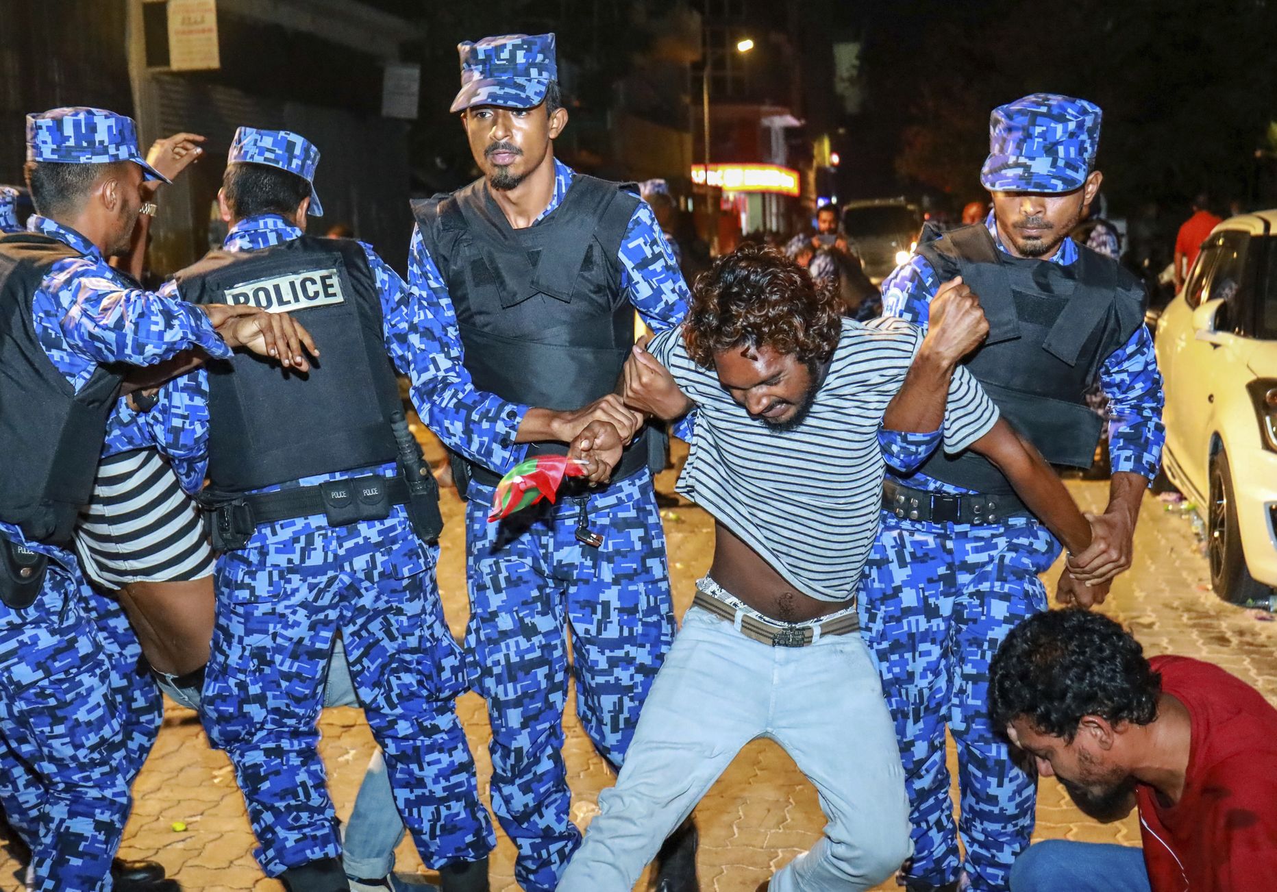 Maldiviivide politsei opositsioonimeeleavaldajaid vahistamas.