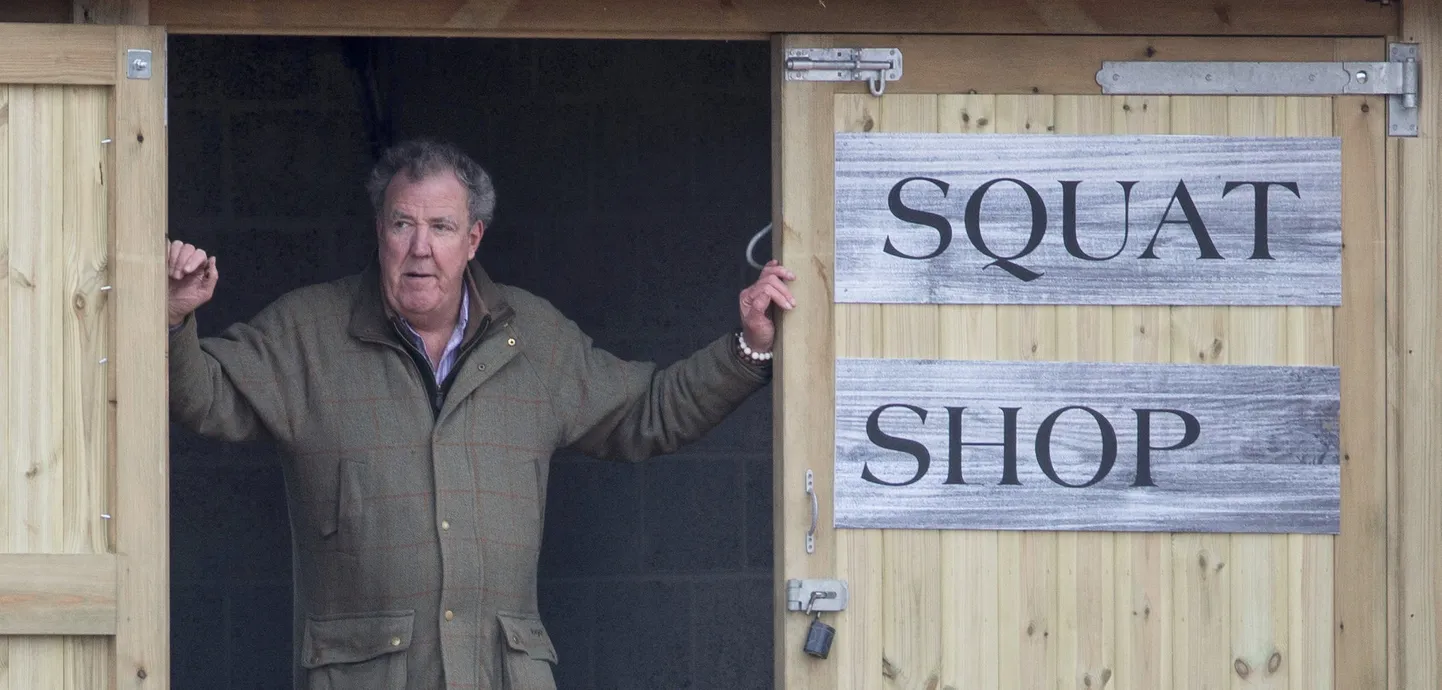 Jeremy Clarkson oma Diddly Squat farmi poe juures.