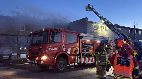 Pärnus põleb kasutuseta mööblivabrik