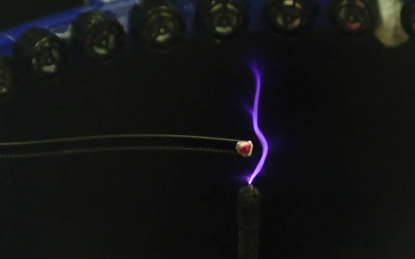 Uuringus juhiti 4 cm pikkune elektriline säde ümber takistuse, kasutades selleks ultrahelivälju.