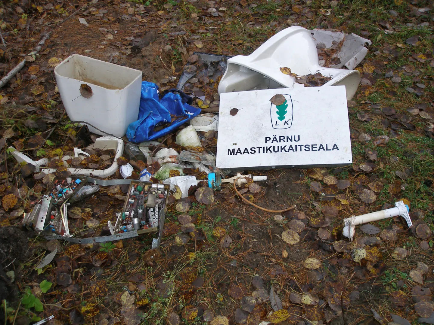 Raeküla metsa alla tekkinud prügihunnik.