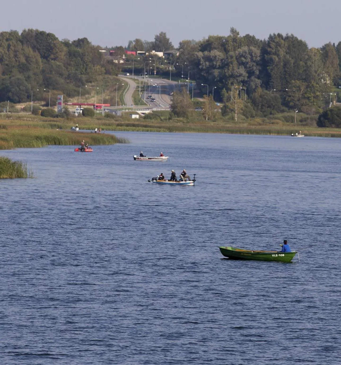 Täpselt nagu võistlusel jäeti ka treeningpäevadel kahe võistkonna paadi vahele korralikult ruumi.