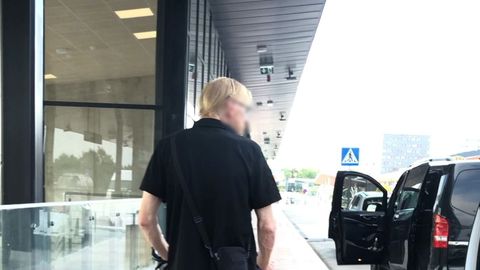 Загадочный мужчина с чемоданами  коротает месяцы в Таллиннском аэропорту и не знает, когда это закончится