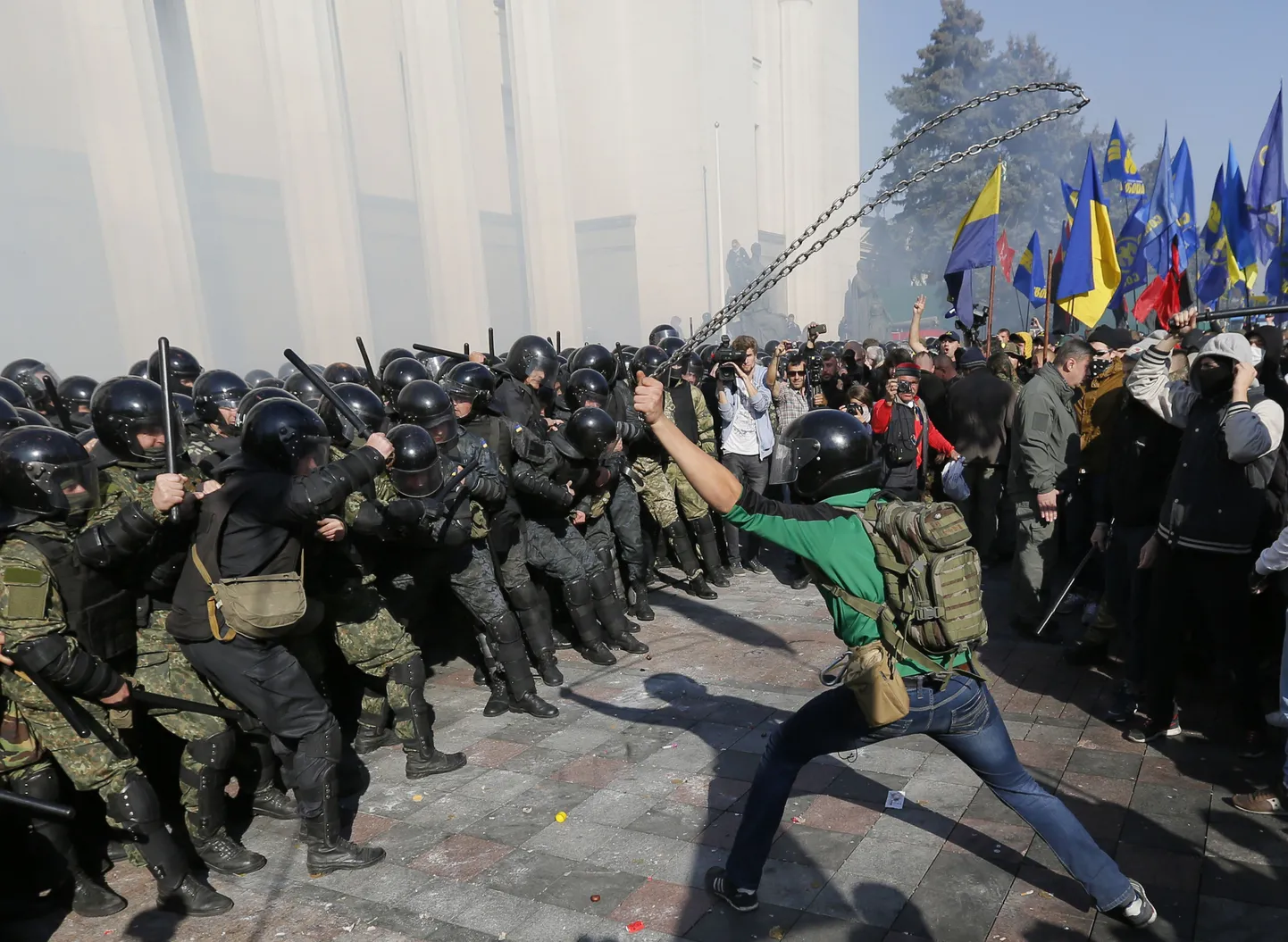 Miilitsatöötajad ja meeleavaldajad Kiievis ülemraada hoone ees.