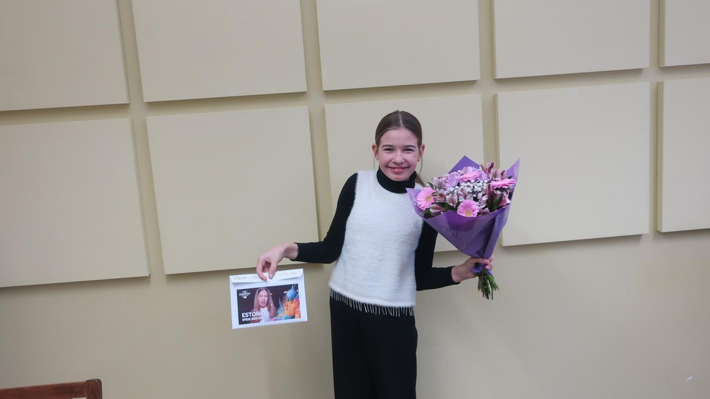 Teisipäeval tunnustas Arhanna Sandra Arbmat lillekimbu ja kinkekaardiga ka Räpina muusikakool, kus ta õpib.