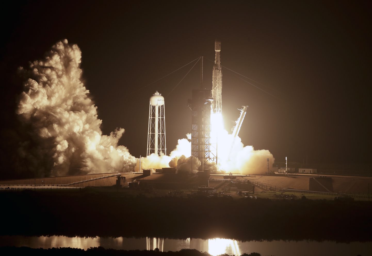 "SpaceX" kosmosā palaiž nesējraķeti "Falcon Heavy".