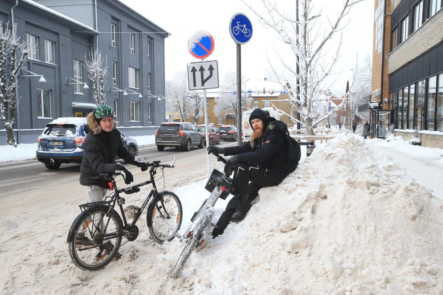 Kastani tänaval jäid rattaentusiast Even Heinväli (vasakul) ja Tartu Postimehe ajakirjanik Jens Raavik jalgratastega sõites hätta, sest rattatee on paksu lume all ja sellel peatuvad hoopis kaubaautod.