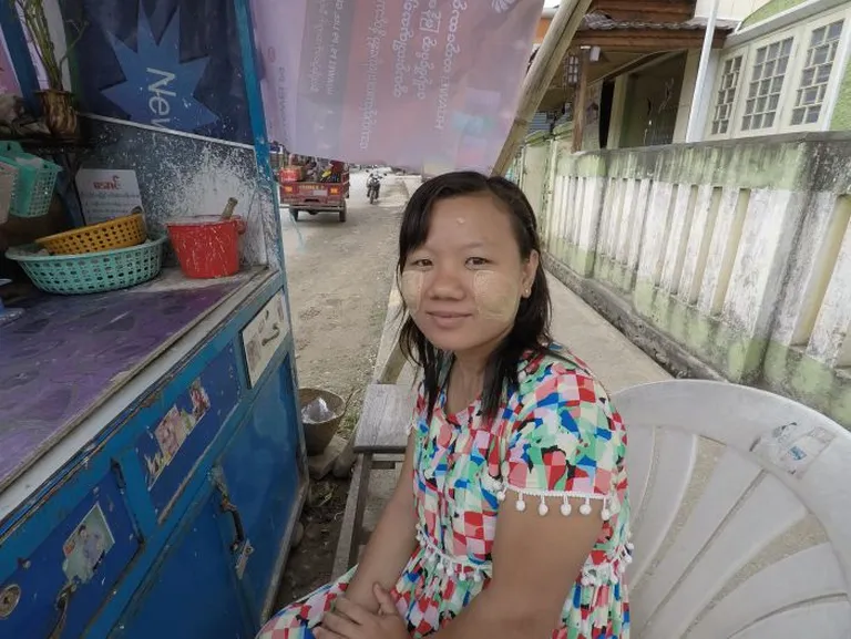 Traditsiooniline Myanmari stiilis meik.