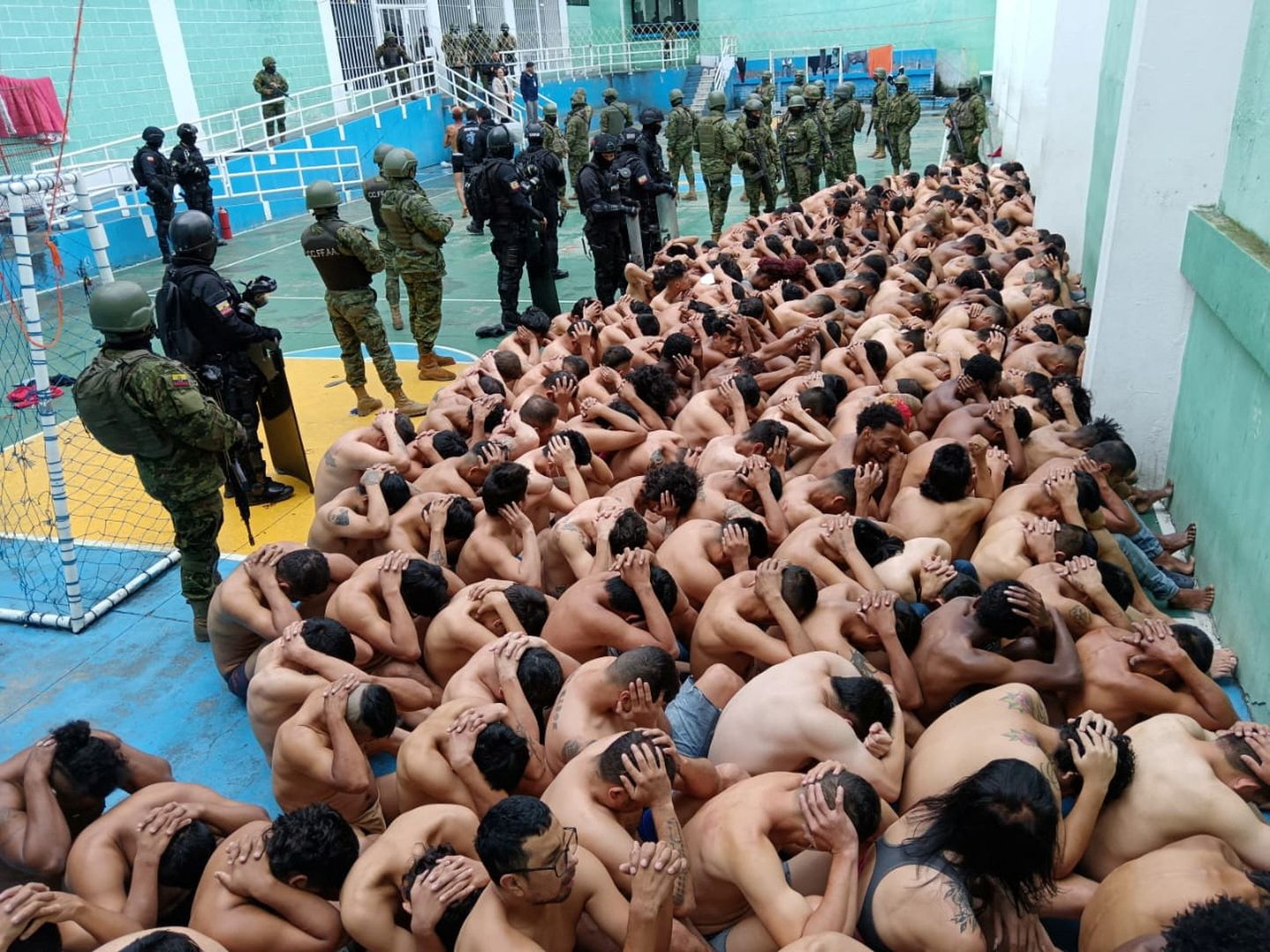 Turi vanglas tehtud politseioperatsiooni käigus üritati leida möödunud nädalatel mässanud narkojõukude liikmeid. Ecuadori vanglates võeti jaanuari alguses kasutusele rangemad meetmed. Sotsiaalmeedias levis antud foto 14. jaanuaril.