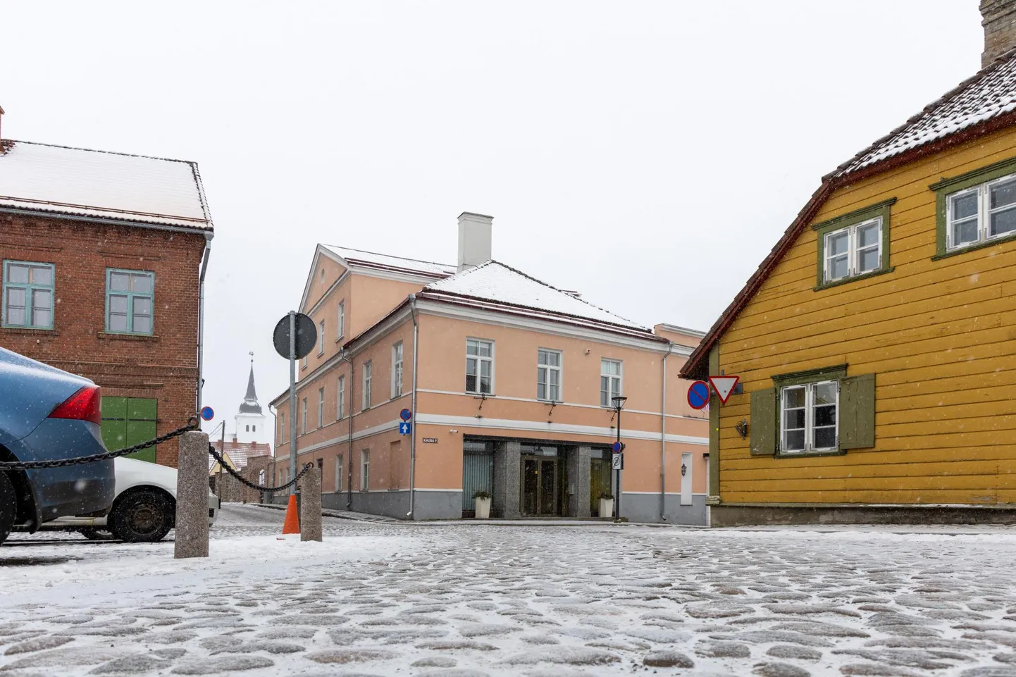 Vana vallamaja Viljandis Kauba tänaval on muutunud ärihooneks ja ootab uut peremeest. Et pooled pinnad on välja üüritud ning huvi on ka veel vabade ruumide vastu, on kinnisvaramaakler investori leidmise suhtes optimistlik.