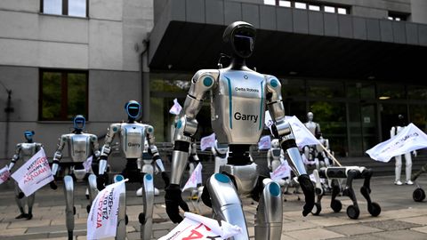 VAATA MASINATE MÄSSU VIDEOT ⟩ Poolas protestis 30 robotit, et inimesed robotite eest kaitset saaksid