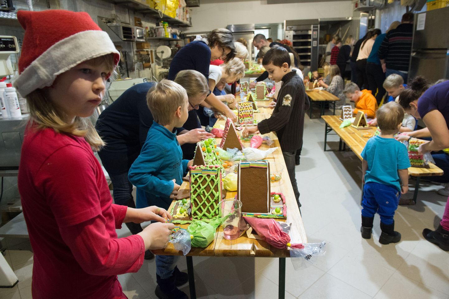 Tartu saksa kogukonna üks jõulutraditsioone on koos perega piparkoogimajade meisterdamine, millest sel korral võttis osa mitukümmend inimest.
